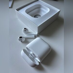 Excellent Condition Apple AirPods Wireless Earbuds with Charging Case